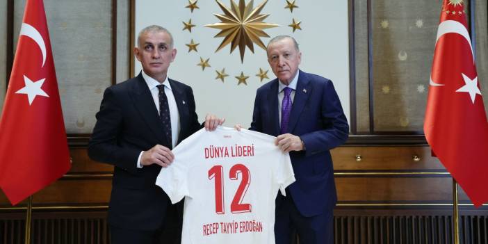 TFF başkanından Erdoğan'a 'dünya lideri' yazılı forma