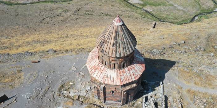 Kars'ta Abughamrents Kilisesi'nin duvarlarındaki yazılar siliniyor