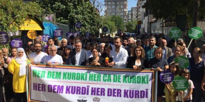 Diyarbakır'da MED-DER’e polis baskını protesto edildi: 'Her Kürt bir öğretmendir'