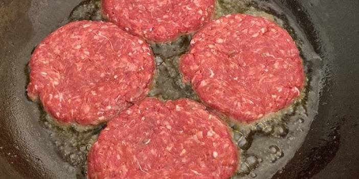 Sırrı çözüldü: O meşhur lezzetli hamburger köfteleri böyle yapılıyormuş