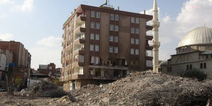 Diyarbakır’da ağır hasarlı bina, yıkım sırasında yanındaki apartmanın üzerine çöktü