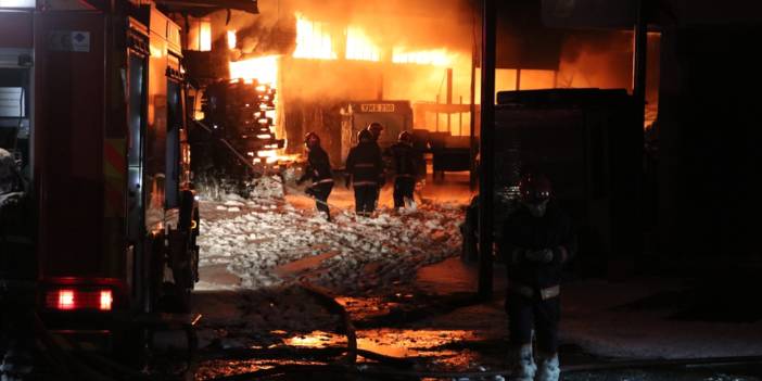 Sakarya'da fabrika yangını: 4 saatte söndürülebildi, Ankara yolu tek şeride düştü