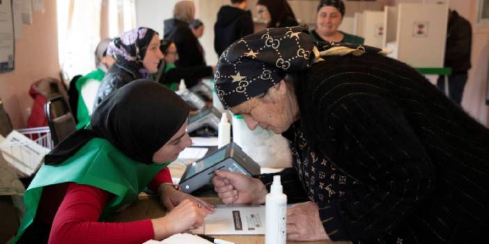 Gürcistan seçiminde birbirini seçim merkezlerine saldırıp oylara müdahaleyle suçlayan iktidar da muhalefet de zafer ilan etti