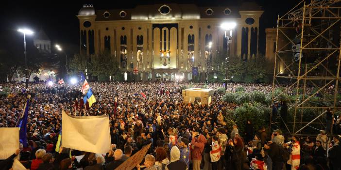 Gürcistan'da seçim protestosu: Cumhurbaşkanı ve muhalefet Parlamento önünde gösteri düzenledi