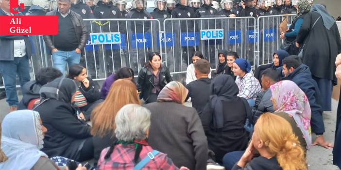 Halfeti Belediyesi önünde protestolar sürüyor: Polis barikatına karşı alkış ve zılgıt