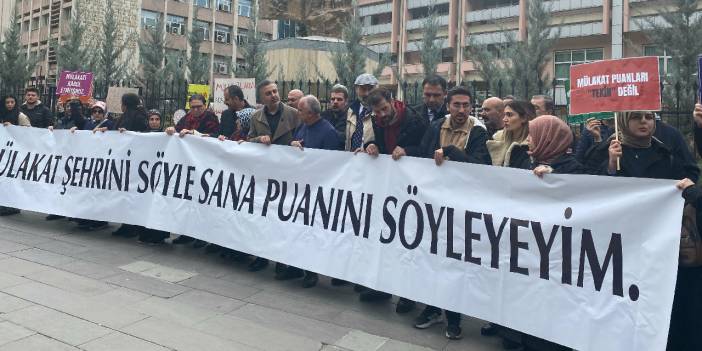 'Mülakat değerlendirme mağduru' öğretmenlerden, MEB'in önünde oturma eylemi