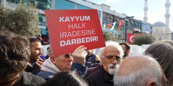 Esenyurt'ta kayyım protestosu: CHP’li vekiller belediyeye girdi