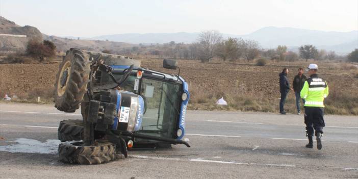 Çorum'da işçi servisiyle traktör çarpıştı, 16 kişi yaralandı