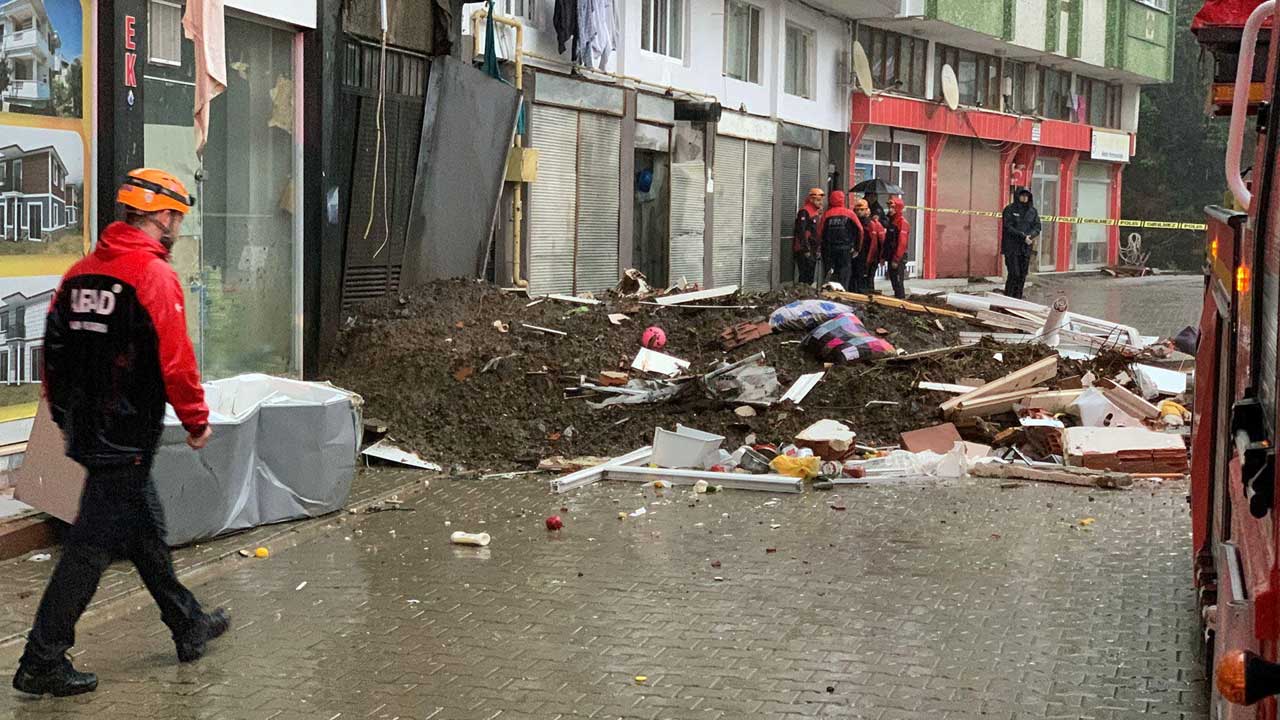 Rize'de heyelan: Toprak kütlesi eve doldu, bir kişi öldü