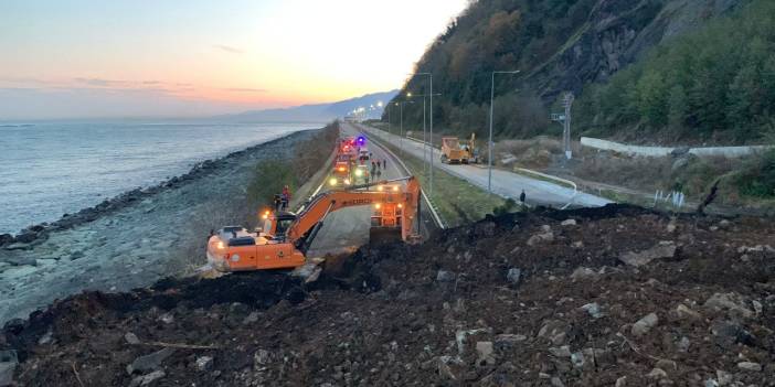 Artvin'de heyelan: Karadeniz Sahil Yolu kapandı