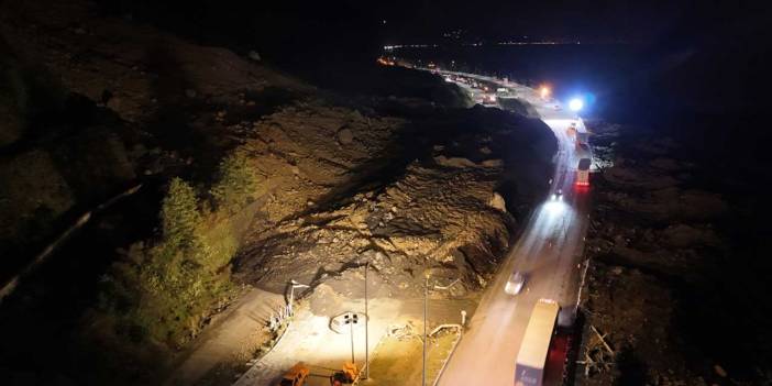 Artvin'de heyelan: Karadeniz Sahil Yolu tek şeritten ulaşıma açıldı, üç kişi aranıyor