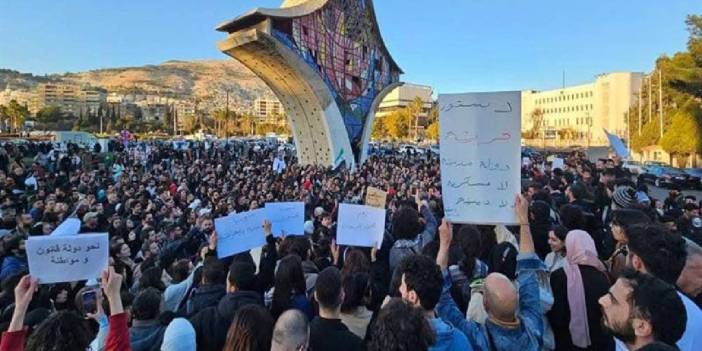 HTŞ'nin Suriye'de yönetimi ele geçirmesinden 11 gün sonra, Şam'da demokrasi ve kadın hakları için protesto