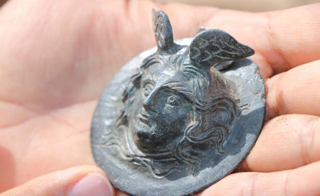 perre-antik-kentinde-1800-yillik-askeri-bronz-madalya-bulundu-videolu-haber-h79901.jpg
