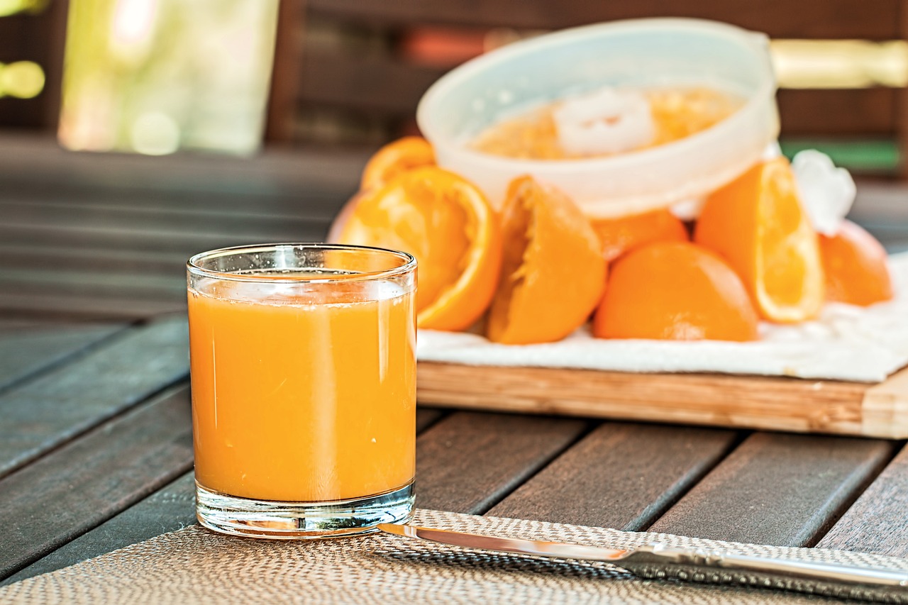 fresh-orange-juice-1614822-1280.jpg