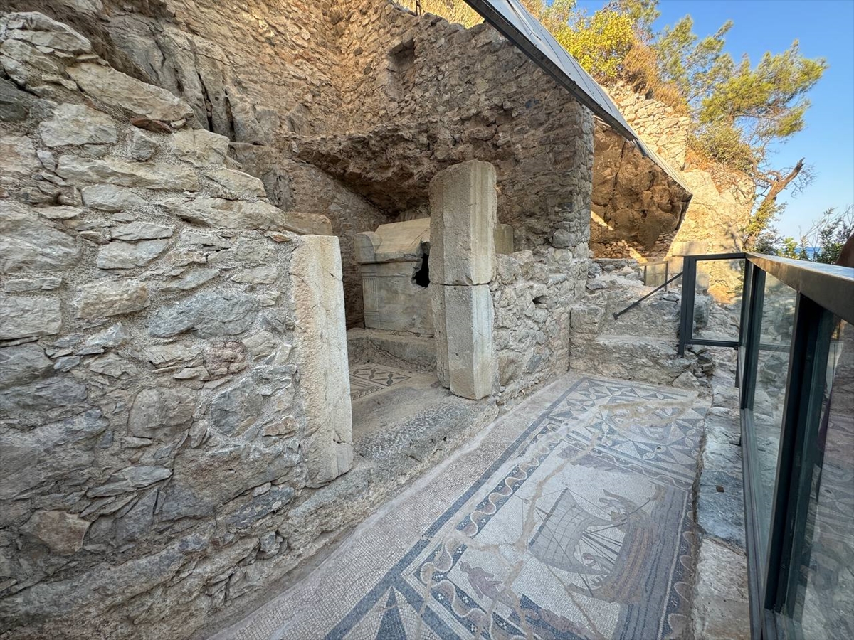 aa-20240801-35289440-35289433-olympos-antik-kenti-gun-yuzune-cikarilan-tarihi-kalintilariyla-turistlerin-ilgisini-cekiyor.jpg