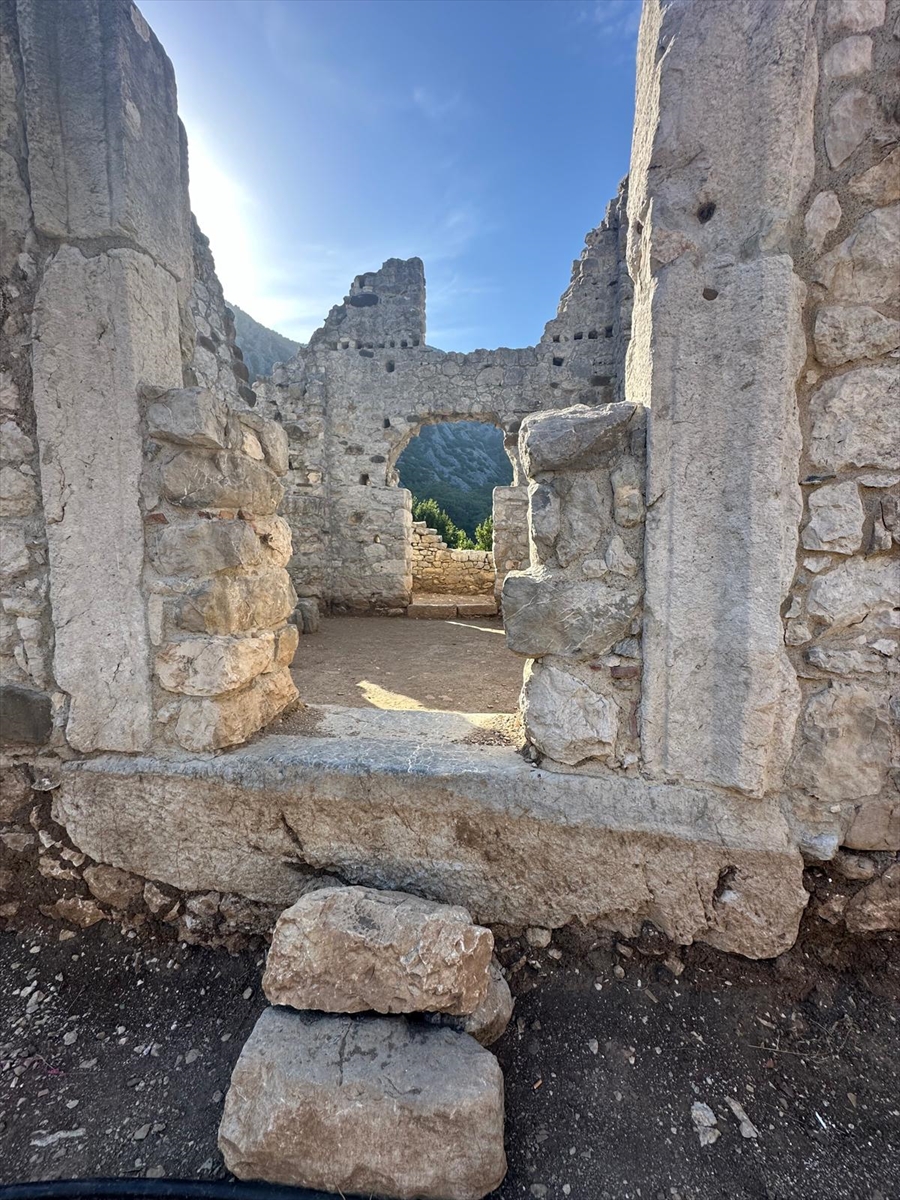 aa-20240801-35289440-35289439-olympos-antik-kenti-gun-yuzune-cikarilan-tarihi-kalintilariyla-turistlerin-ilgisini-cekiyor.jpg