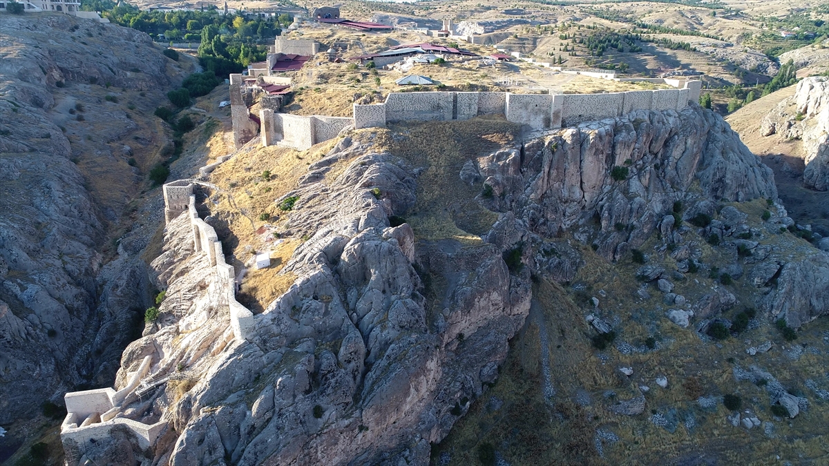 aa-20240828-35500967-35500947-harput-kalesinde-1000-yillik-sanayi-sitesi-gun-yuzune-cikarildi.jpg