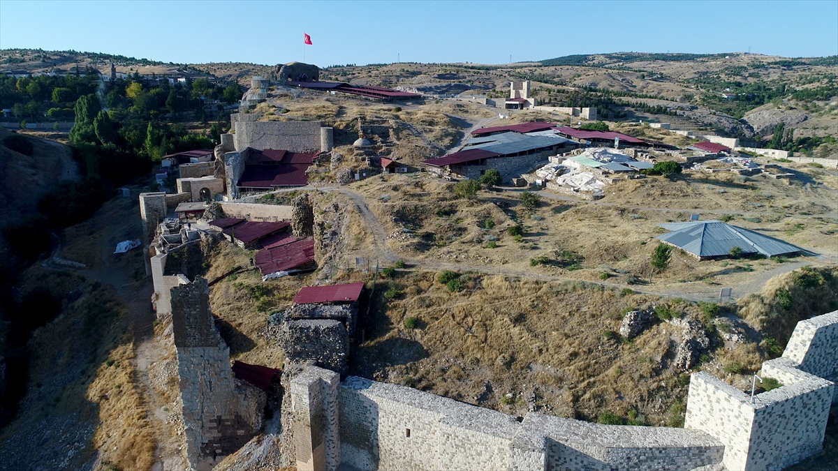 aa-20240828-35500967-35500951-harput-kalesinde-1000-yillik-sanayi-sitesi-gun-yuzune-cikarildi.jpg