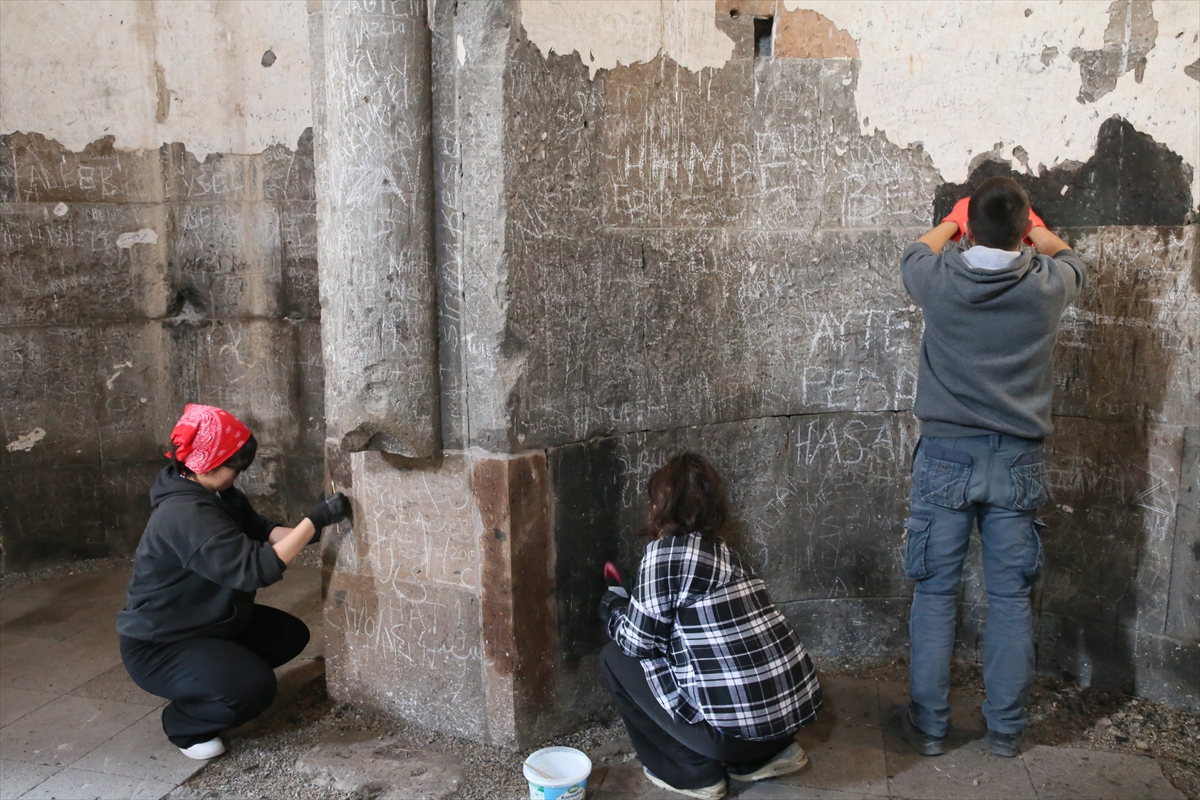 aa-20240919-35681345-35681339-ani-oren-yerindeki-abughamrents-kilisesinin-duvarlarinda-kirlilik-olusturan-yazilar-siliniyor.jpg